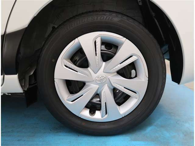 【タイヤ・ホイール】タイヤサイズ185/60R15の純正ホイールです。タイヤ溝は約5mmになります。