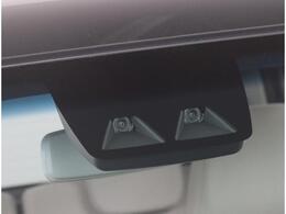 ステレオカメラとソナーセンサーが歩行者や先行車、障害物などのさまざまな情報を的確に捉え、運転者に注意を促したり、緊急ブレーキを作動。多彩な安全機能があなたのドライブをアシストするスマートアシスト付です