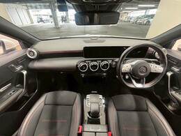 見通しの良いコックピットは普段のドライブに最適。運転しやすいお車となります。