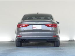 AUDIデザインはリアビューもエレガントで存在感があり、LEDを使ったテールランプも視認性高くデザイン的アクセントになってます。