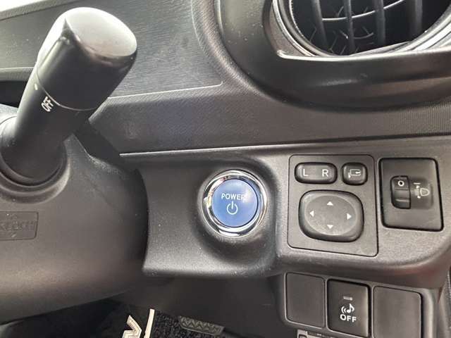 プッシュスタートボタンは運転席右側にございます。
