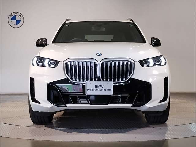 【キドニーグリル】BMWは約90年もの間、ほぼ全ての車両にひと目でBMWだと分かるこの特徴的なフロントグリルが備えられ、デザイン・アイコンとして親しまれてきました。