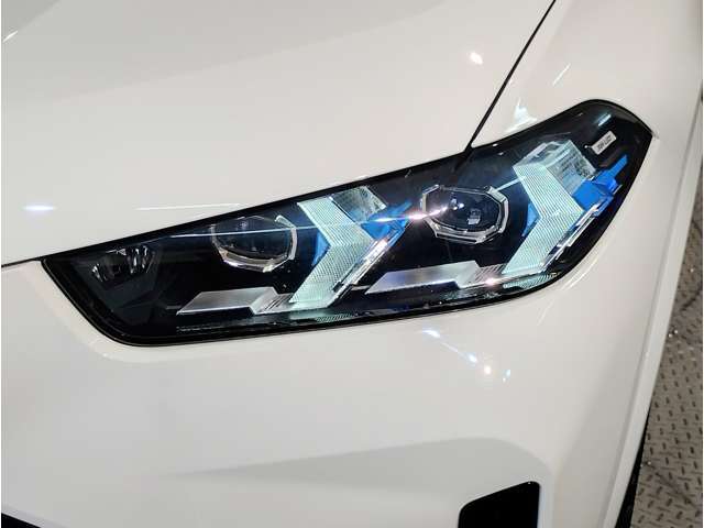 【LEDヘッドライト】先進のLEDテクノロジーを採用。放射される白色光の周波特性は太陽光に近く、バイキセノン・ヘッドライトを上回るコントラストで更に明るく輝きます！