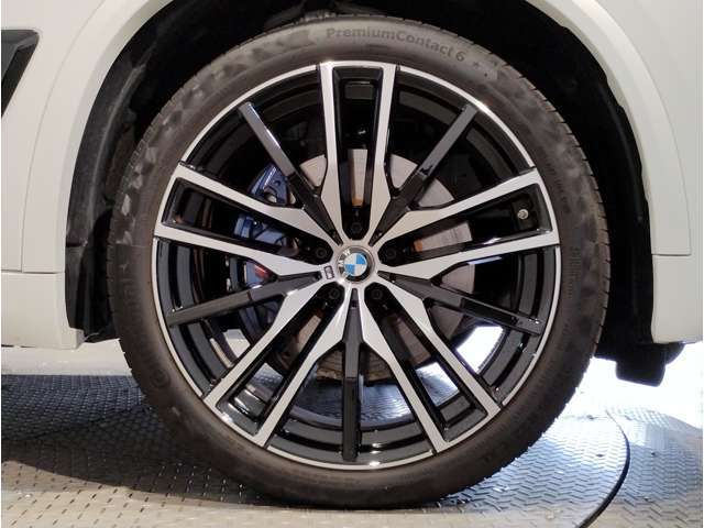 【BMWアロイホイル】軽量かつ強度に拘ったアロイホイル。走行性能ポテンシャルを引き出す設計。車の足元を引き締めてくれる大きなポイントはアロイホイルです。
