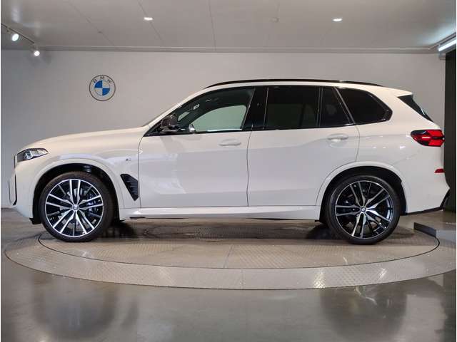 【拘りのFR】BMWが多く採用するFR車。ダイレクトでスポーティな加速感・シャープなハンドリングを実現。縦置きエンジンレイアウトにより、フラットで上質な乗り味です。