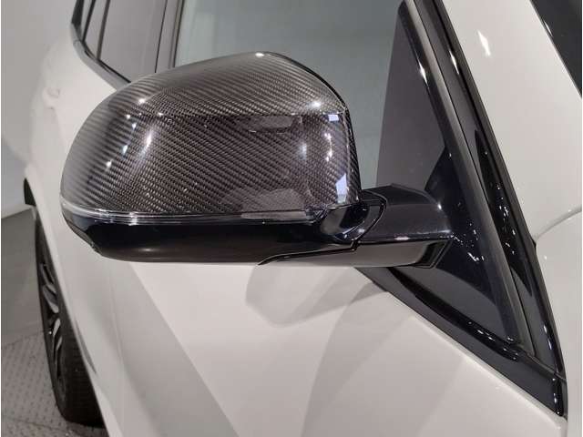 【BMWミラー】視認性の高いスタイリッシュなミラー。自動防眩機能も付いており夜間のドライビングをサポートします。