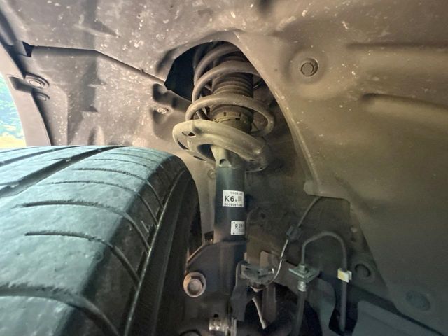 お車を安心してお乗りいただく為には、足回りの定期点検が欠かせません。サービスサポート（有償保証）では無料点検もご提供しており、安心のカーライフをお過ごしいただけるサポート体制が整っています。