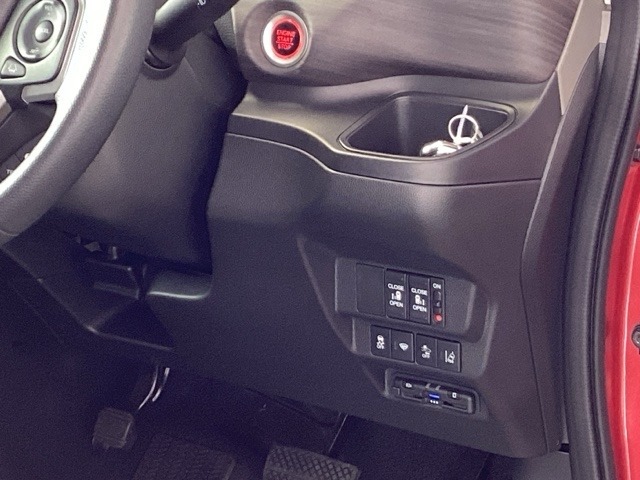 高速道路で便利なETCや、両側電動スライドドアなどのスイッチは、運転席右側にあります。