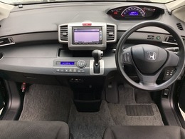 車内は光触媒抗菌消臭施工済です。インパネ周りはスタイリッシュなデザインです。グローブボックスやカップホルダーのほかにトレーなどたくさんの収納スペースが付いています。