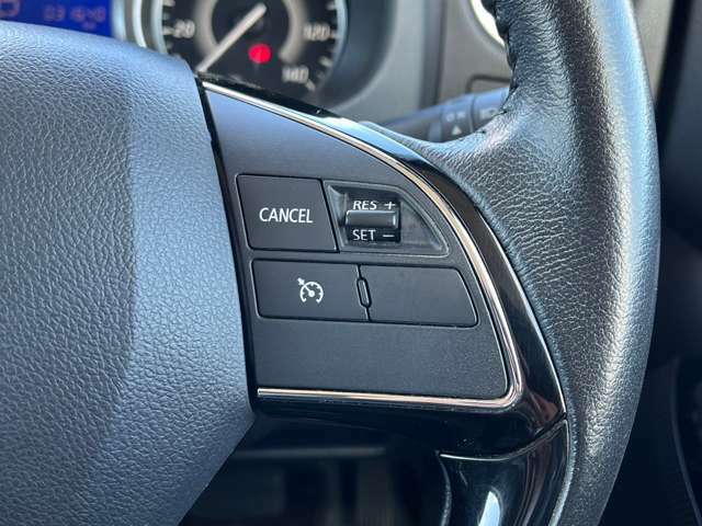 【クルーズコントロール】手元のボタンで一定速度での巡行が可能です。速度調節も可能です。高速道路走行時に便利な機能ですね♪