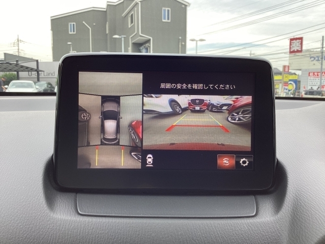 狭い場所での駐車やすれ違いなどでより的確な運転操作に役立つ360°ビューモニターが装備されています。