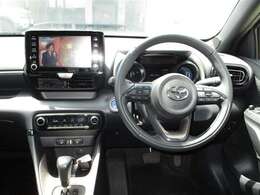 ヤリスHVの運転席周りです。