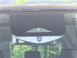 【インテリジェントエマージェンシーブレーキ】フロントカメラで前方の車両や歩行者を検知。衝突しそうな時は衝突被害軽減ブレーキが作動、衝突回避をサポート。より安全にドライブをお楽しみいただけます。