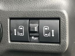 【両側パワースライドドア】スマートキーや運転席のスイッチで後席両側スライドドアの開閉が可能♪電動だから力を入れてドアを開ける必要が無く、小さなお子様でも簡単に開け閉めでき快適です♪