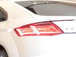 直列4気筒16バルブICターボ/1984cc/電子制御6速AT/フルタイム4WD230ps/37.7kg・m（カタログ値）全長492×全幅198×全高169