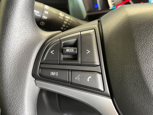【ステアリングリモコン】運転中でも目線はそのまま、手元のスイッチで安全にオーディオが操作できます。
