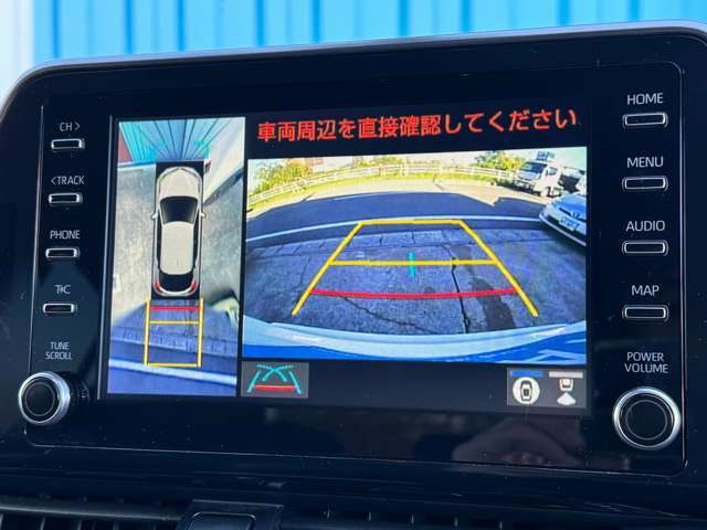 【パノラミックビューモニター】　車両を上から見たような映像をディスプレイに表示するパノラミックビューモニター。運転席からの目視だけでは見にくい、車両周辺状況の確認をリアルタイムでサポートします。