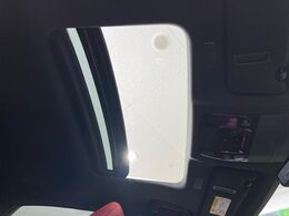 【サンルーフ】開放感たっぷりの希少装備、サンルーフが装着されています！車内に明かりを取り入れたり景色を楽しむ以外にも、車内の空気も簡単に換気できて快適です！