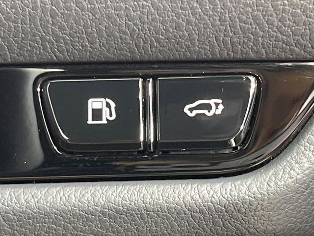 【パワーバックドア】スマートキーや運転席のボタンを押すだけでリアゲートが自動で開閉します！荷物を持っている時や、高い位置にあるバックドアを閉める際に便利な機能です♪
