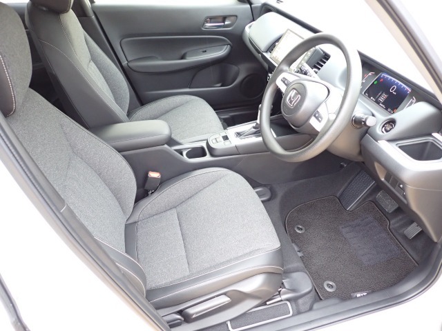 ◆【シートハイトアジャスター】シート横のレバー操作でシートの座面が上下に動きます！女性の方に喜ばれる装備です。