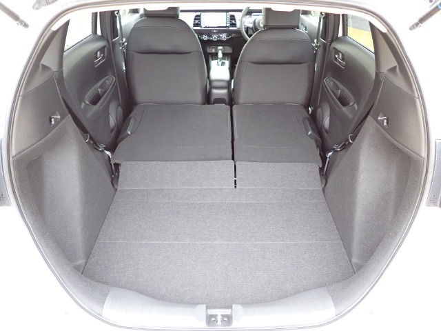 ◆後部座席を両方倒せば驚きの広さに！大きな荷物が積めます！