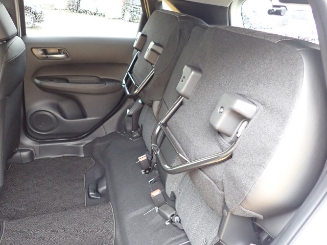 ◆チップアップ＆ダイブダウン機構付【ULTR SEAT】は後席座面を左右分割で跳ね上げることができます。トランクで積載できない背の高い荷物をラクラク収納できます。ホンダ車ならではの人気装備です。