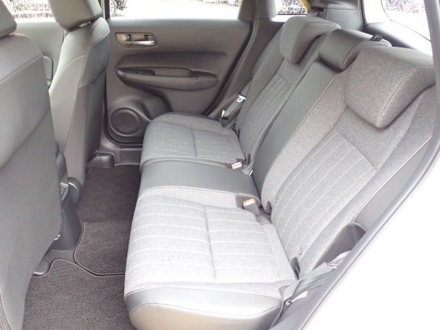 ◆2列目シートも足元ゆったりで快適に座って頂けます。チャイルドシートの取り付けにも対応しております。後部座席にお乗りの方も快適にお出掛け出来ます。