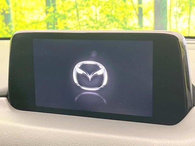 【マツダコネクトナビ】車内の雰囲気にマッチした一体型タイプのナビ。各種車輌設定やBluetooth再生等、様々な機能が楽しめます。直感的なダイヤル操作が可能で、使い勝手も良好です。