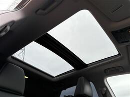 大人気メーカーオプションのパノラマルーフ装備☆高級車やSUV車など幅広く好まれるメーカーオプション装備の一つ☆車内に自然光の明るさを取り入れることができ、とても暖かく春先などには重宝します☆