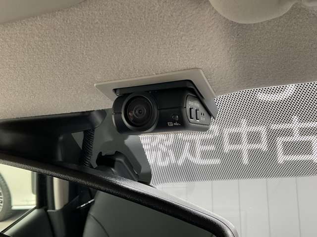 【ドライブレコーダー/車室内】車室内カメラによる車内および車側面の撮影記録が駐車時の安心を高めるとともに、走行中の幅寄せ対策や後方撮影（リヤガラス越し）にも対応しています。