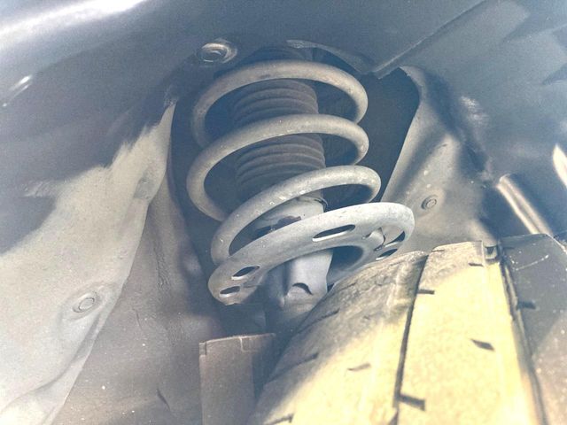 お車を安心してお乗りいただく為には、足回りの定期点検が欠かせません。サービスサポート（有償保証）では無料点検もご提供しており、安心のカーライフをお過ごしいただけるサポート体制が整っています。