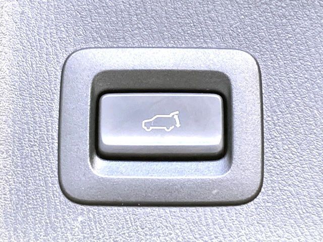 【パワーバックドア】スマートキーや運転席のボタンを押すだけでリアゲートが自動で開閉します！荷物を持っている時や、高い位置にあるバックドアを閉める際に便利な機能です♪