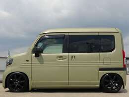 カーキとマッドブラックのモノトーンなイメージです★MINIの16インチワイドホイルと低くても乗り心地重視のセットアップでフルタップ車高調をベースに更にロアード出来るようにスプリング変更してあります★