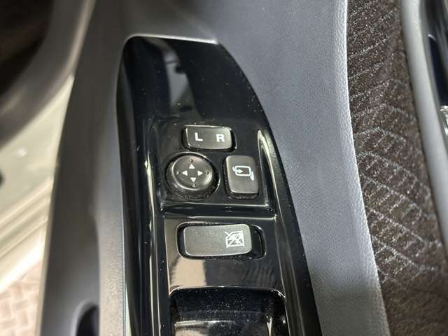 納車前にはスタッフによってピカピカに仕上げてご納車致します。オプションでガラスコーティングなどオススメ品も格安で承ります！