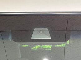 【ホンダセンシング】走行中に前方の車両等を認識し、衝突しそうな時は警報とブレーキで衝突回避と被害軽減をアシスト。より安全にドライブをお楽しみいただけます。