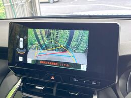 【バックカメラ】駐車時に後方がリアルタイム映像で確認できます。大型商業施設や立体駐車場での駐車時や、夜間のバック時に大活躍！運転スキルに関わらず、今や必須となった装備のひとつです！