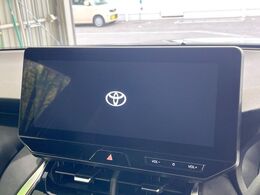 【12.3インチディスプレイオーディオ】スマートフォンと連携が可能な大画面ディスプレイオーディオです。スマートフォンのナビ機能を使用したり、Bluetooth接続で音楽もお楽しみいただけます！