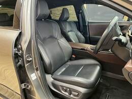 【レザーシート】ならではの高級感あふれる内装がこたわりのアイテム。見た目の高級感とより上質な座り心地をお楽しみください。