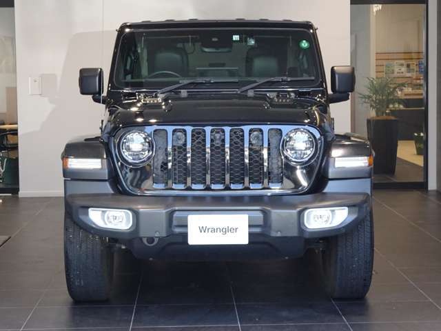 JEEP伝承のセブンスロットルグリルの感覚が広くなり、よりワイドで力強い印象に！