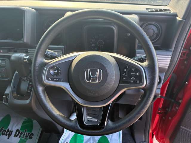 ハンドルにスレや汚れなどございません。運転中は常に触れる部分なので要チェックですね。