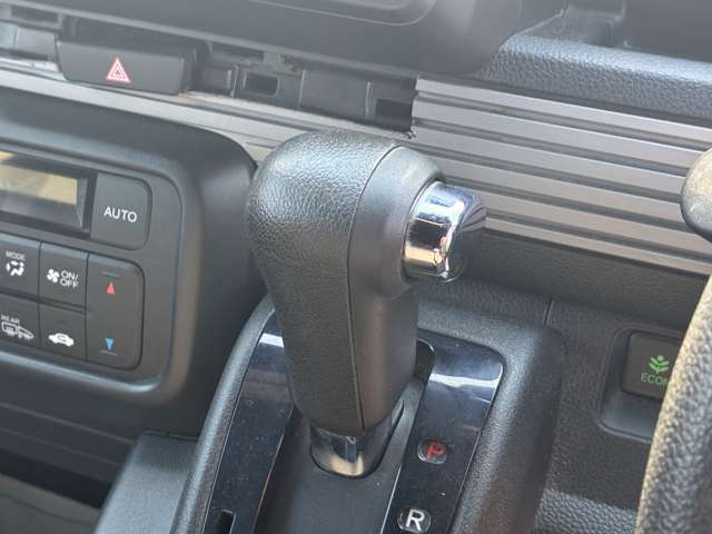 目立つ傷やスレのない綺麗なシフトノブです。