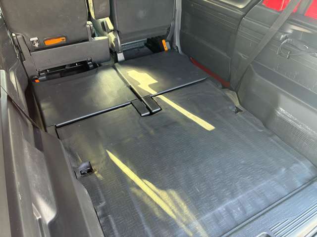 後部座席を収納してフラットな大容量荷室に！