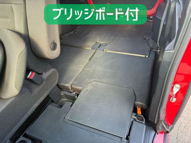助手席と後部座席の隙間は助手席下に収納されている板で繋がります！自転車などもスムーズに積載できますね。