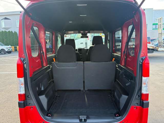低床と高天井で大容量の荷室です！荷室、座席背面は汚れや水滴を拭き取りやすい素材が使われています。