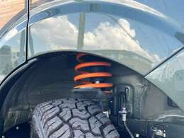 UPサスと14インチアルミ、マッドタイヤで約35mm車高アップしてます。悪路走行にも強くハイブリッドで燃費も良い。趣味に通勤にもベストマッチ！いざという時の災害時にも強いクルマです！