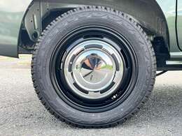 14インチアルミホイールにオフロードタイヤを装着。性能も見た目も大きく向上します。