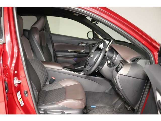 程よいホールド感でゆったり座れて快適なフロントシート。