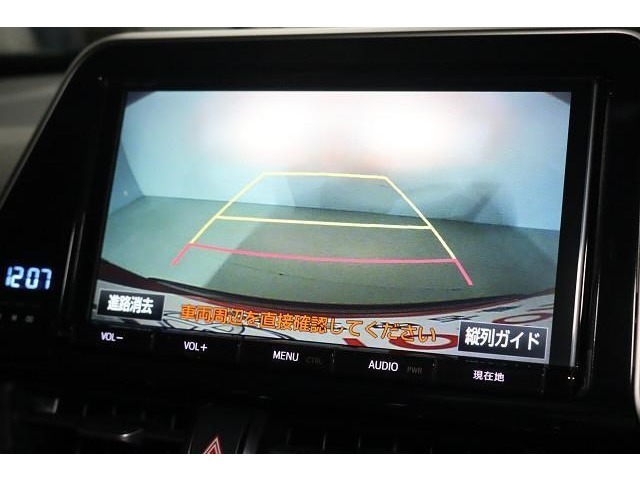 バックモニター！　バック時に後方の状況がモニターで確認できるので安全・安心です。