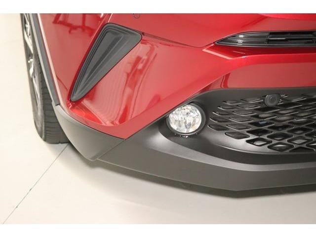 フォグランプ。　悪天候時などにヘッドライト灯りを補助します。