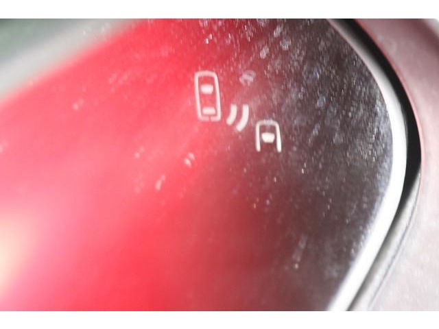 BSM（ブラインドスポットモニター）を装備！　隣の車線を走る車両が死角エリアに入ると、ドアミラーのインジケーターが光ってお知らせ。